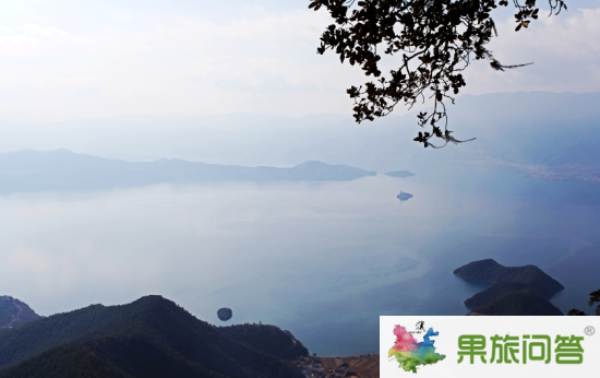 在格姆女神山上眺望泸沽湖